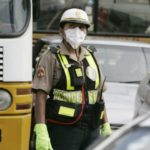 POLICÍAS DE TRÁNSITO USAN MASCARILLAS CONTRA LA CONTAMINACIÓN EN LIMA